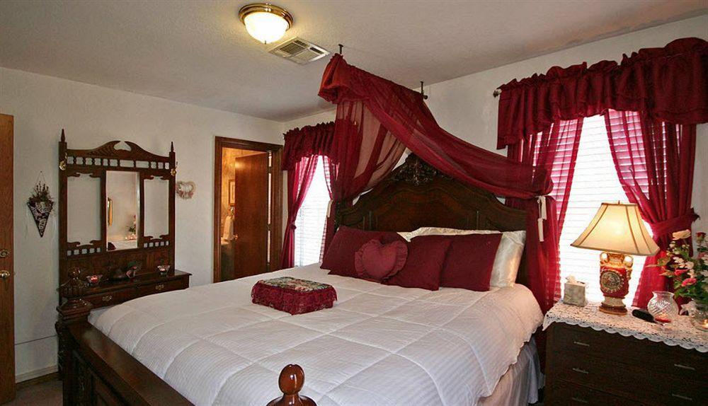 The Whispering Pines Inn Norman Exterior photo