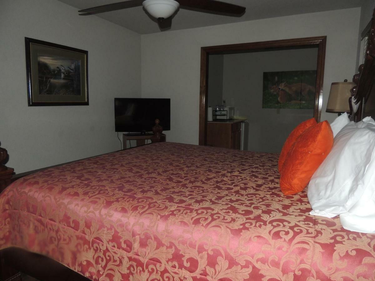 The Whispering Pines Inn Norman Exterior photo