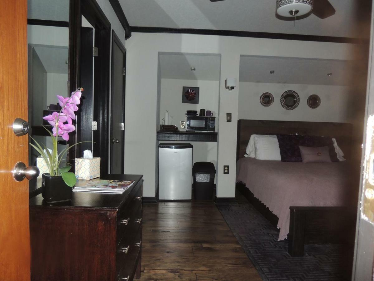 The Whispering Pines Inn Norman Exterior photo