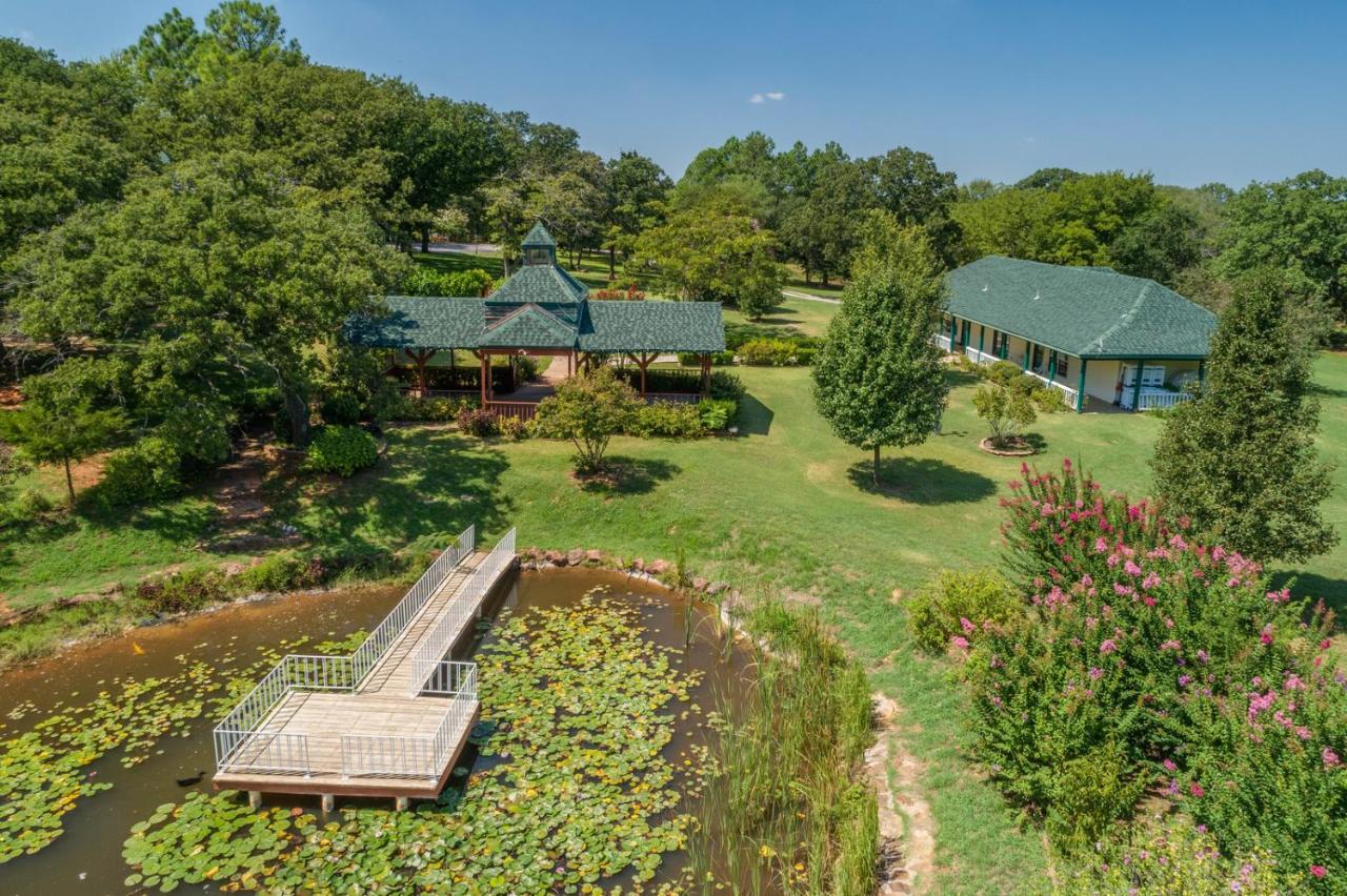 The Whispering Pines Inn Norman Exterior photo